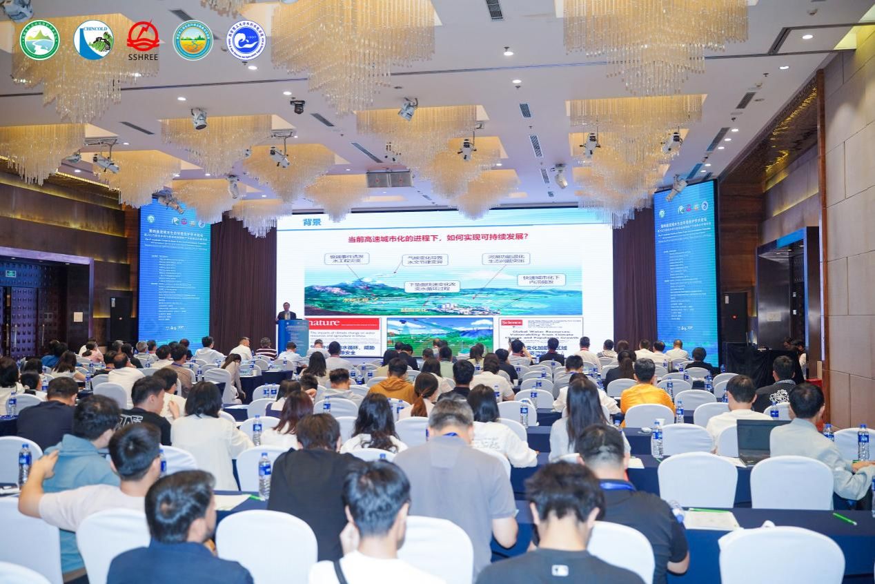 人们在看台上的人群中度可信度描述已自动生成